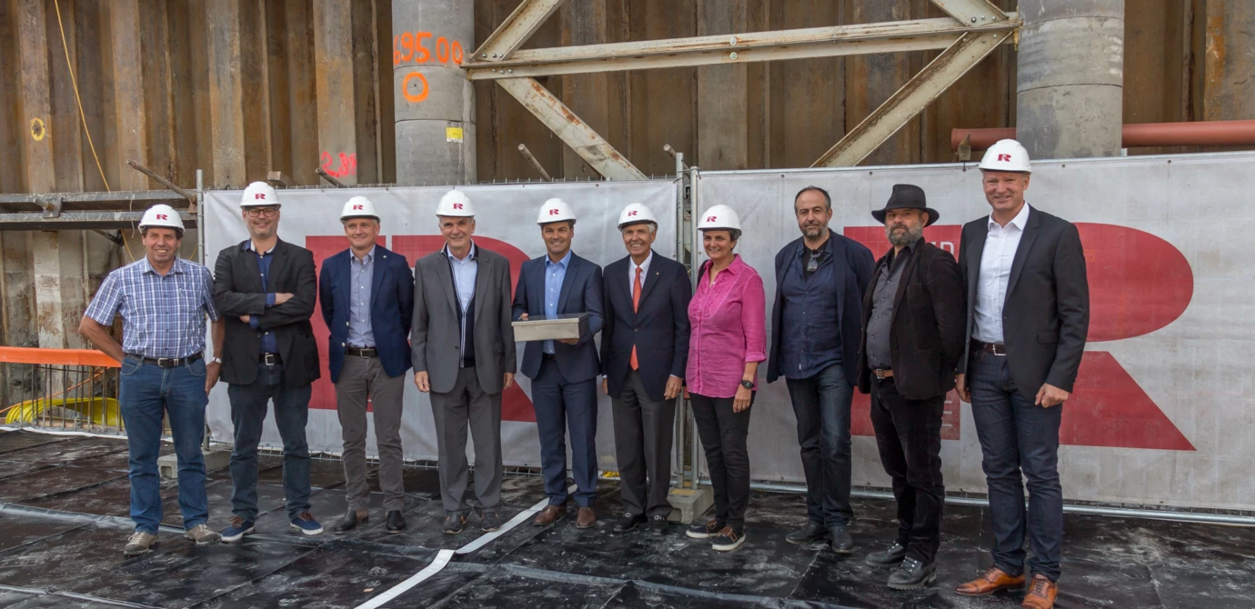 Bei der Grundsteinlegung dabei (v.l.n.r.): Ueli Giger, Marc Cathomen, Siegfried Frank, Aurelius Casanova, Nunzio Lo Chiatto, Walter-Heinz Rhomberg, Ursula Brändli, Ramon Capaul, Gordian Blumenthal und Claudius Meinel. Bei der Grundsteinlegung dabei (v.l.n.r.): Ueli Giger, Marc Cathomen, Siegfried Frank, Aurelius Casanova, Nunzio Lo Chiatto, Walter-Heinz Rhomberg, Ursula Brändli, Ramon Capaul, Gordian Blumenthal und Claudius Meinel.